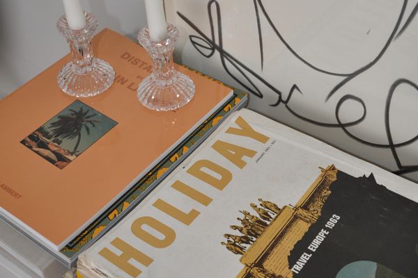 彩色的书，上面有蜡烛。