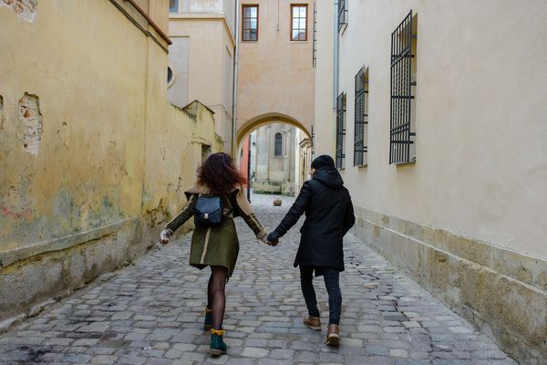 走在走廊的夫妇