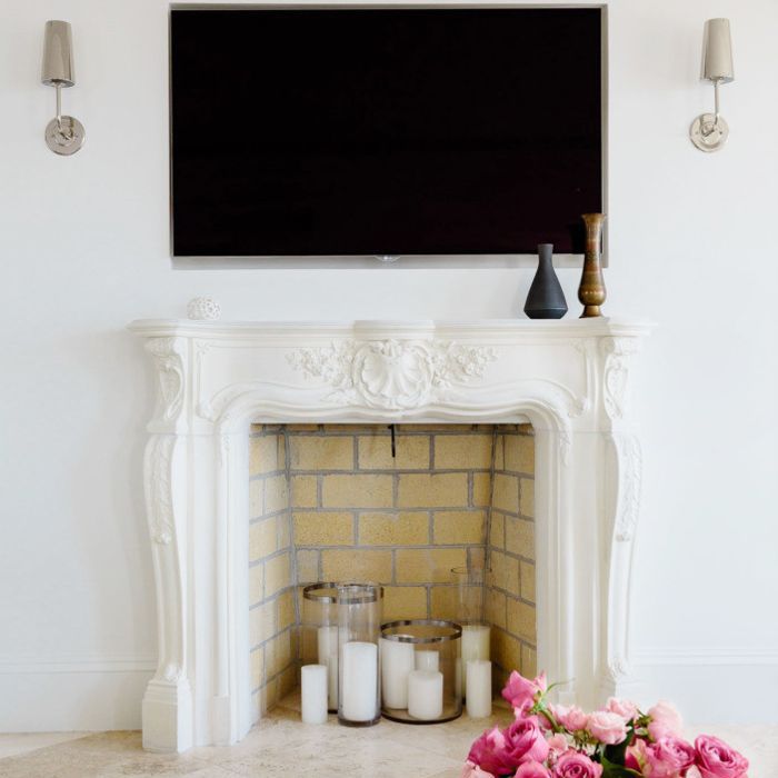 一个浪漫的烛光壁炉和一束玫瑰