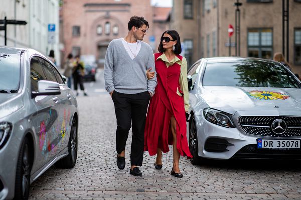 一对夫妇在街上认真地看着对方