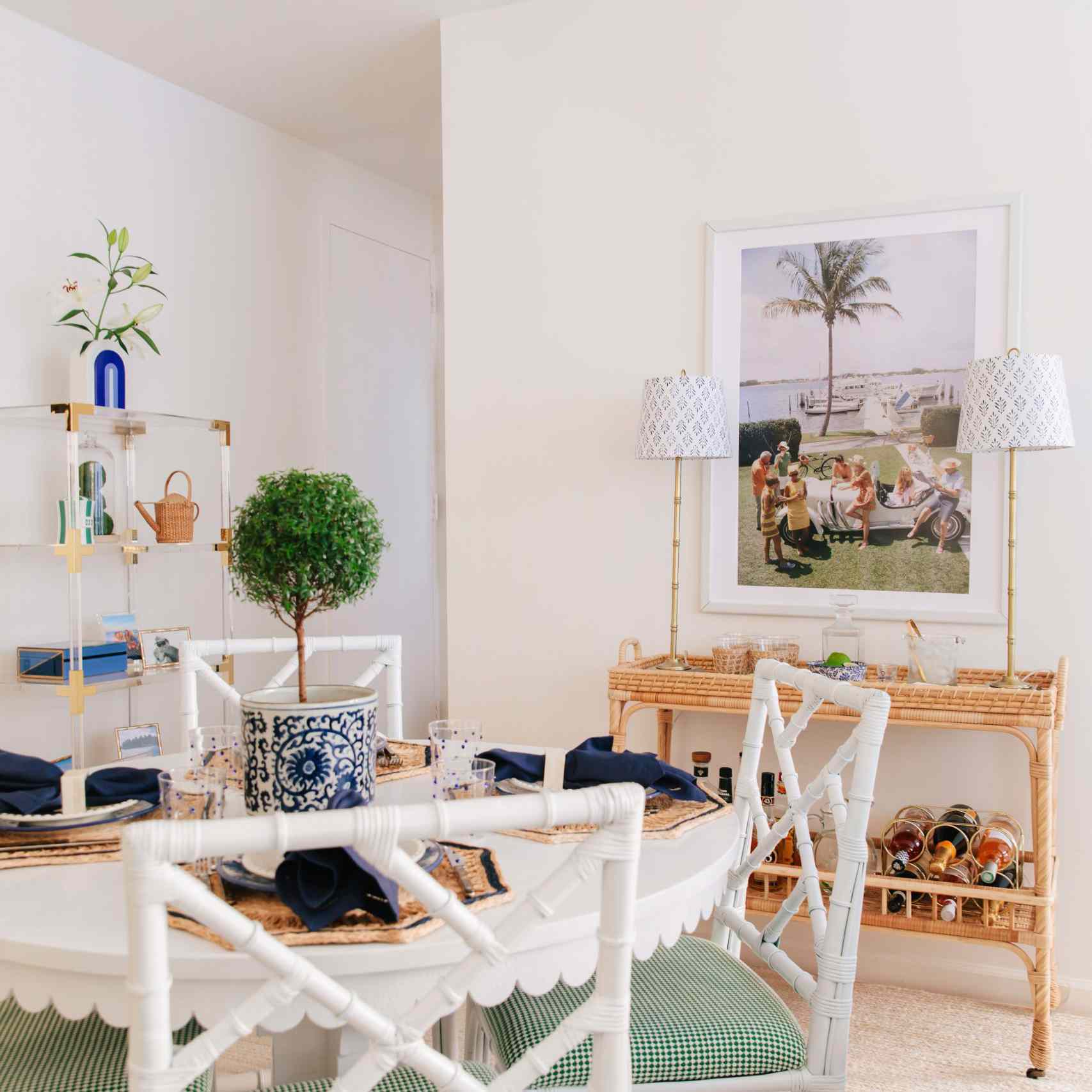 明亮的沿海风险的餐厅有白色桌子。