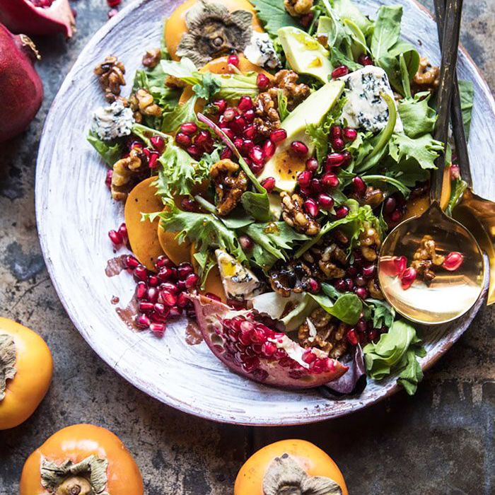 石榴鳄梨沙拉配上蜜饯核桃”class=