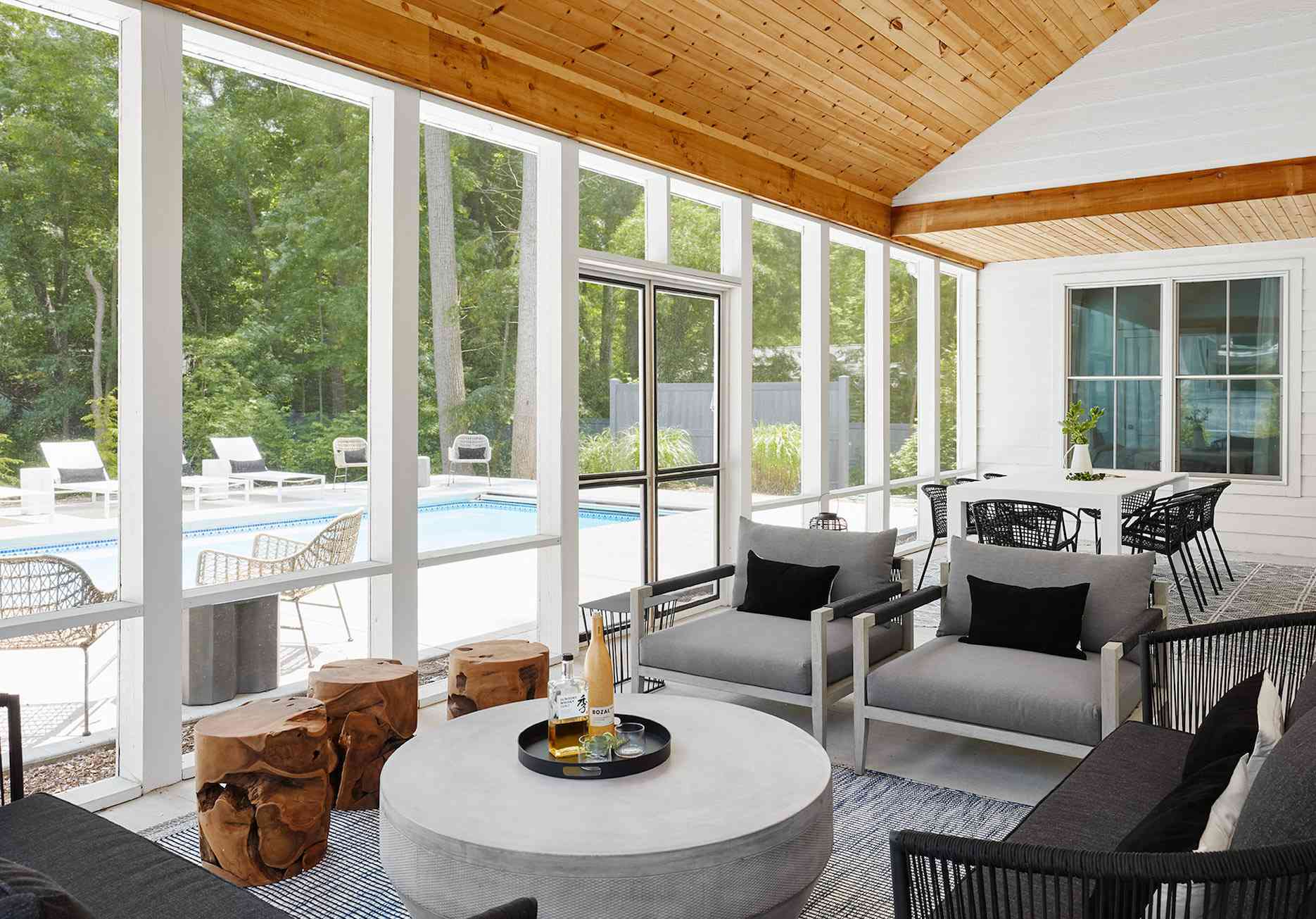 室内和室外游泳池区