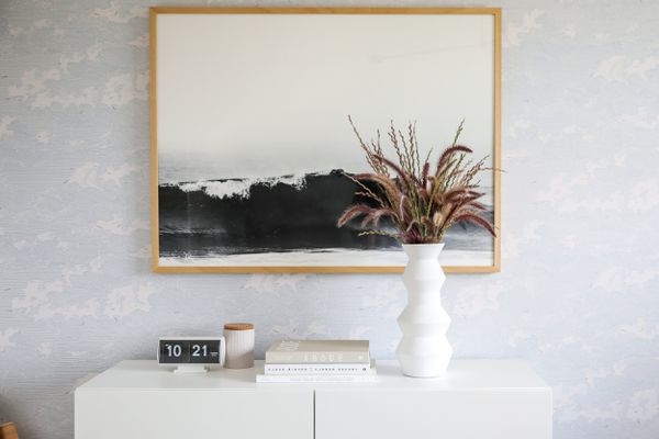 梳妆台上面有花瓶和书籍