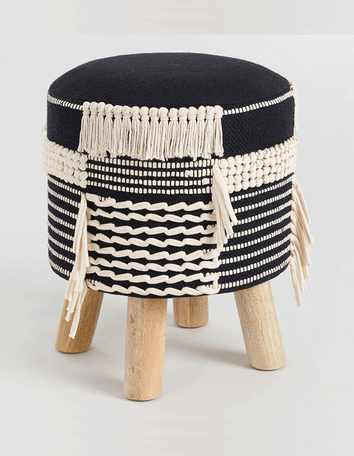 黑色和白色带流苏的凳子由世界市场