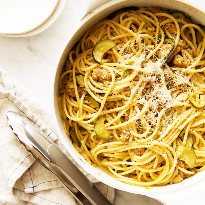 意大利面放入碗中