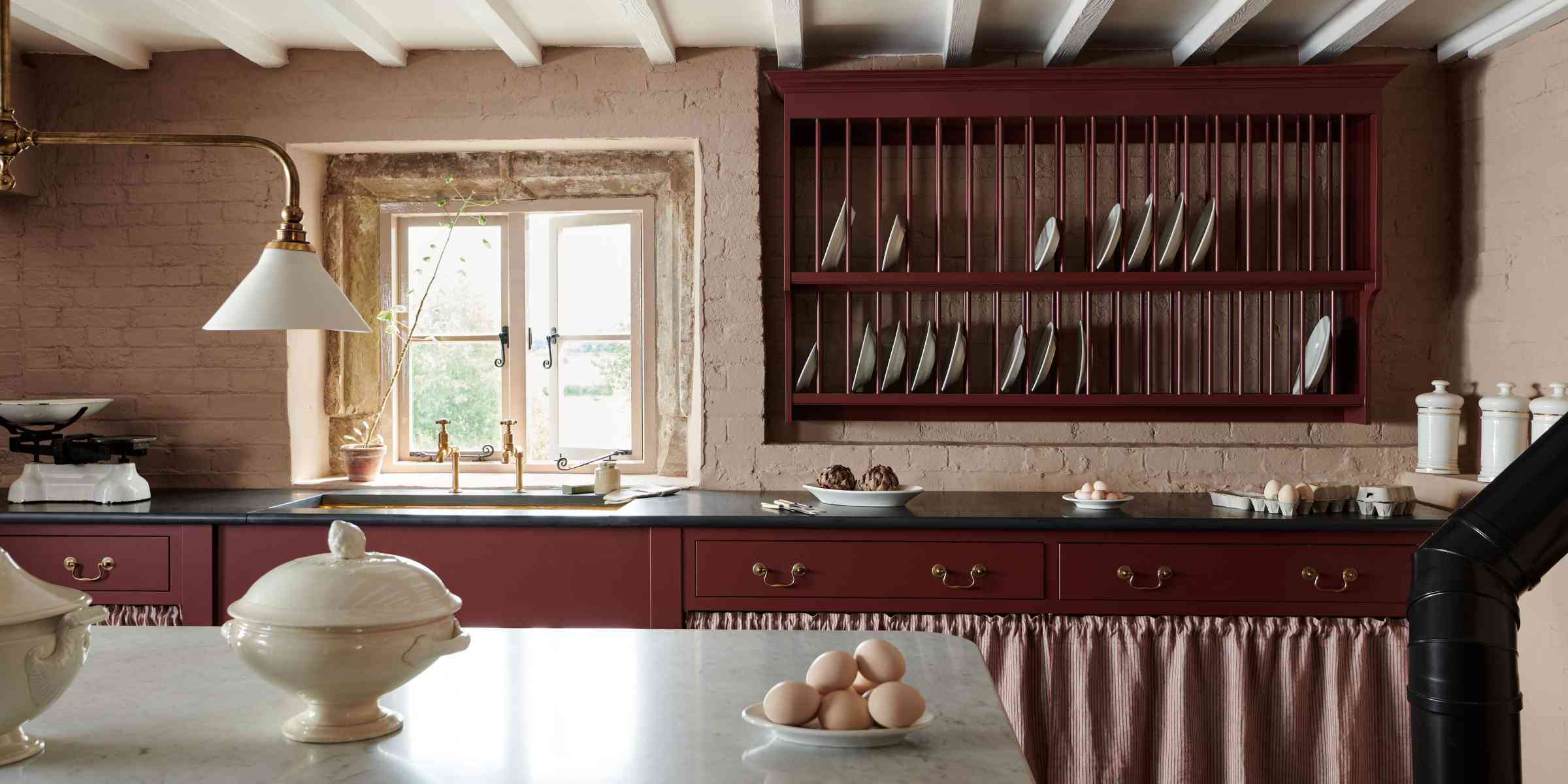 粉色和红色的厨房