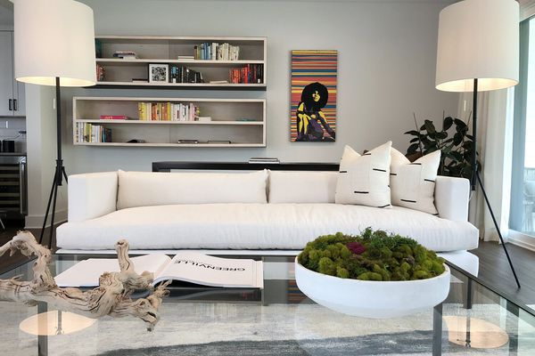 白色沙发的现代客厅。