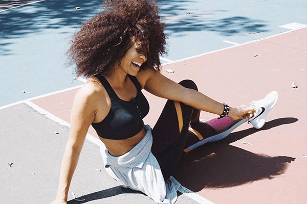 一个女人做伸展腿