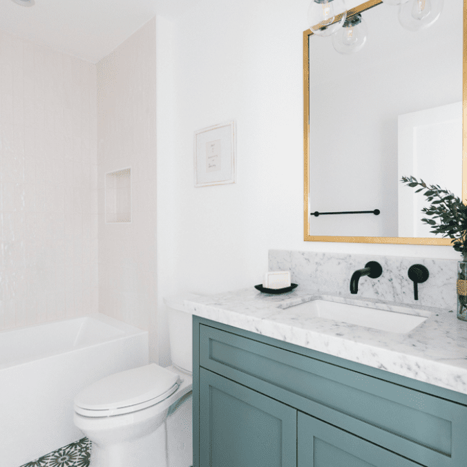 浴室带蓝色的虚荣