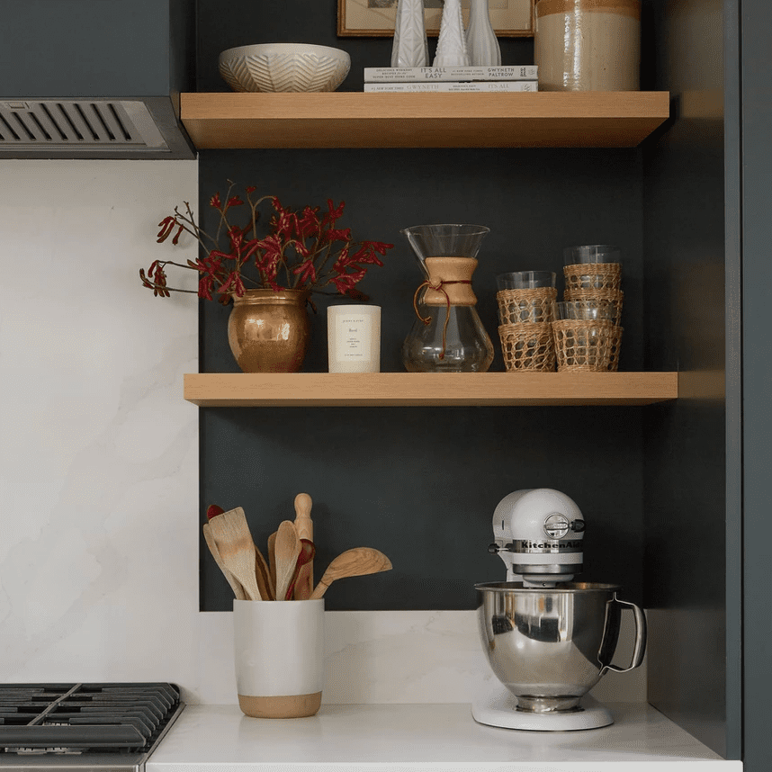 深色炭做的橱柜，上面有红色的花朵