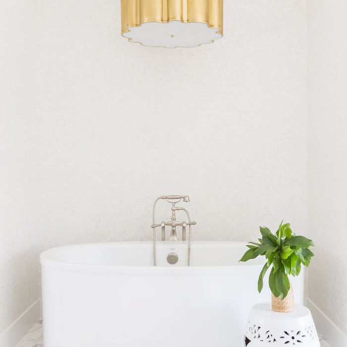 浴缸在改建的爱丽斯海滩的家