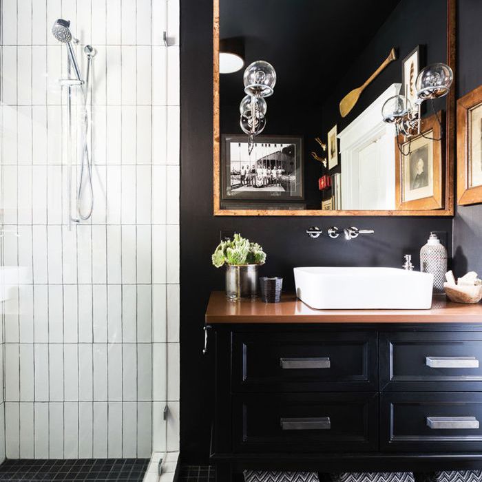 用白色的瓷砖淋浴间别致的黑色和白色的浴室。