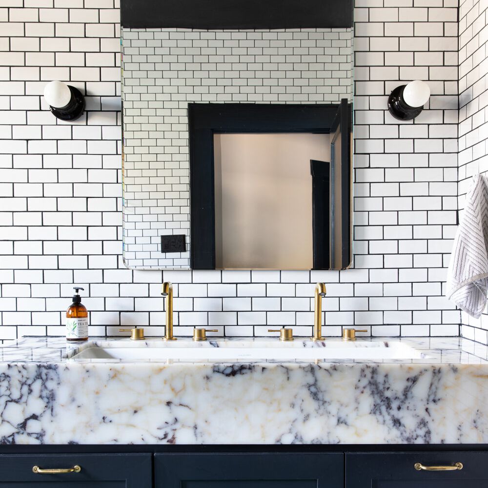 浴室背板衬里衬有白色地铁瓷砖和黑色灌浆