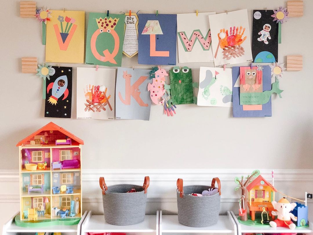 有艺术品的儿童游戏室