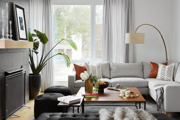 有黑色壁炉的客厅