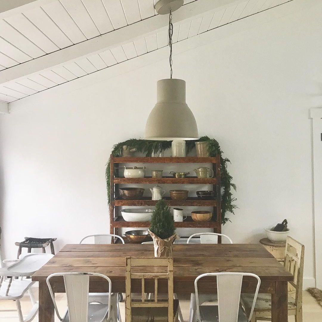 在厨房用桌上的小圣诞树。