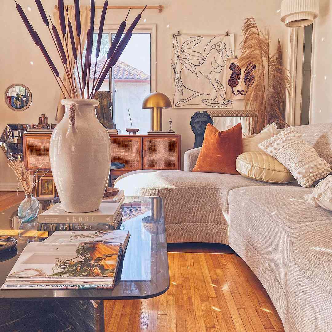 折衷的波西米亚风格的空间，舒适的照明。