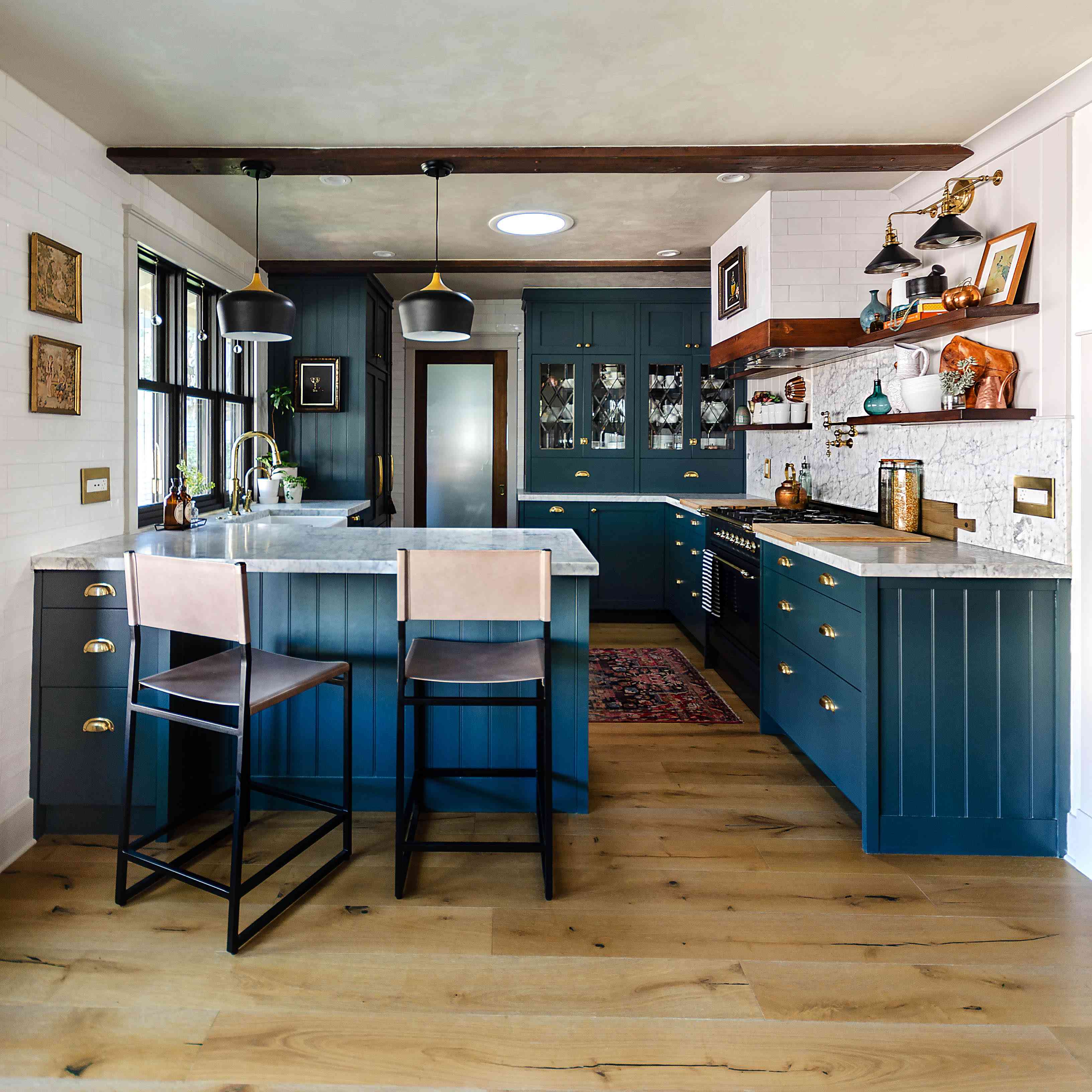 厨房衬有蓝色宜家柜