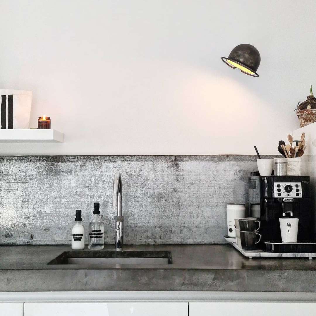 具体的柜台和连壁工业厨房。