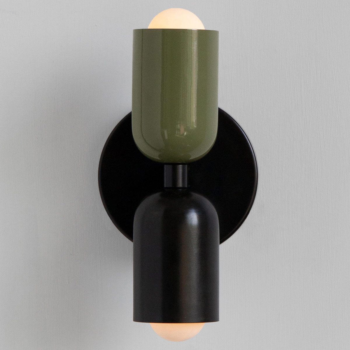 一个现代烛台，目前在Lightology出售