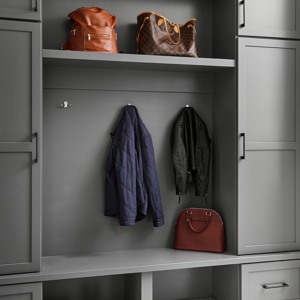 一个有几个橱柜和货架的灰色泥室