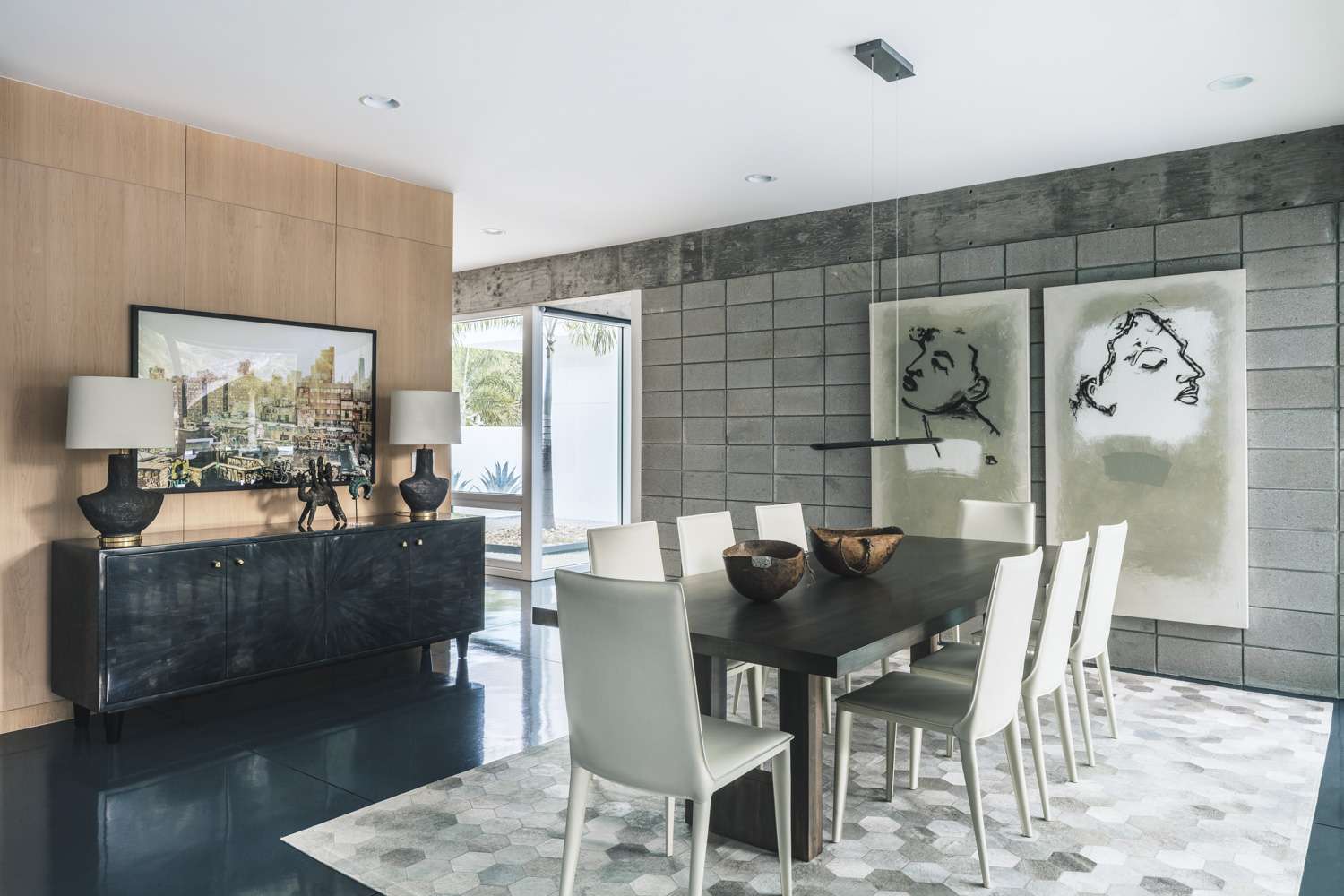 现代用餐室有超大艺术品