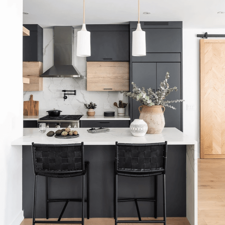 一个小厨房酒吧挤在一个大厨房里