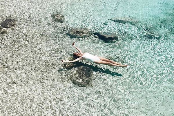 漂浮在克罗地亚的水中的妇女