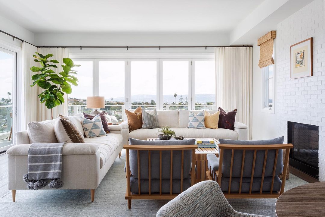 有大窗户的客厅