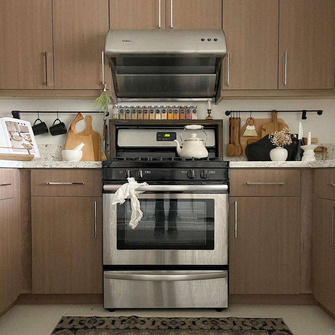 棕色橱柜在厨房里