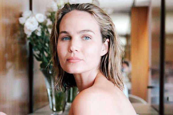 一个皮肤容光焕发的女人”class=