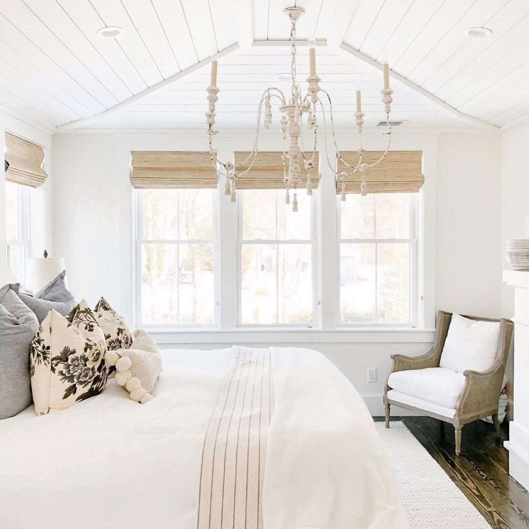 卧室采用白色和棕褐色调色板