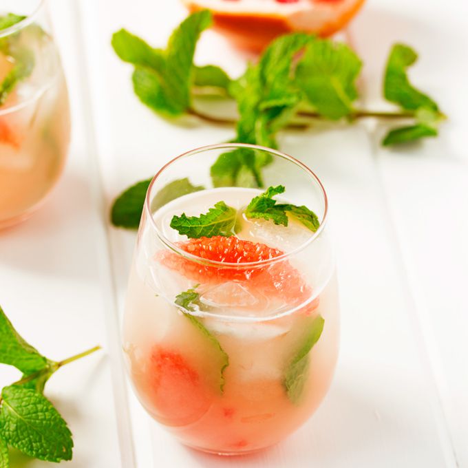 柚子杜松子酒酸味与混乱薄荷和蛋清。