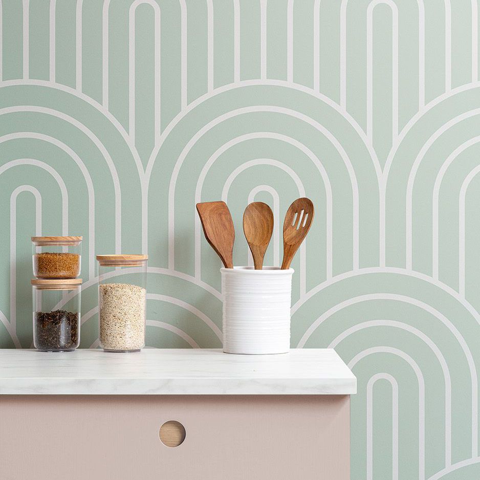 厨房配有现代薄荷绿色壁纸和粉红色橱柜