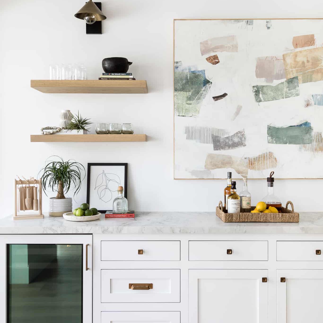 白色的小厨房里挂着一幅很大的抽象画