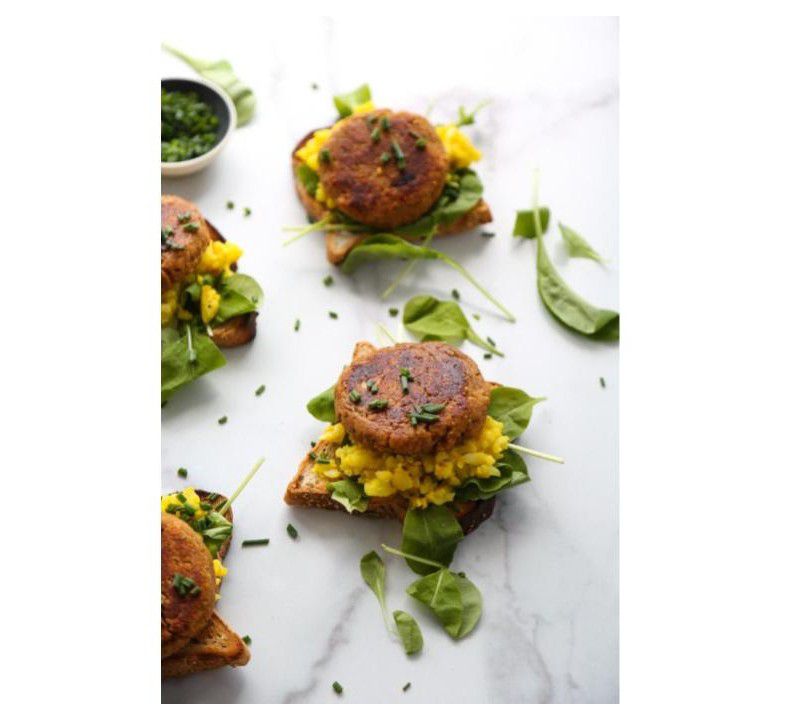 素食早餐肠面包片炒花椰菜