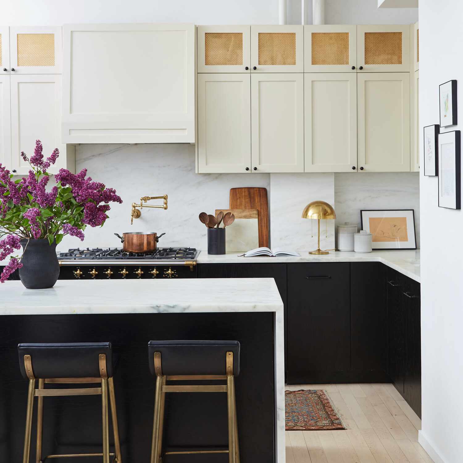 有三种不同橱柜的厨房