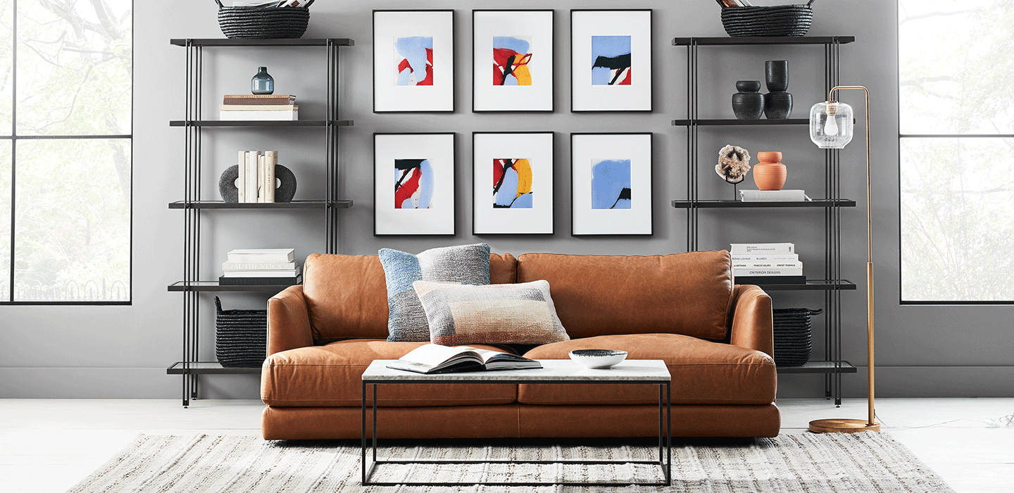 对称的架子和画廊墙前的皮沙发