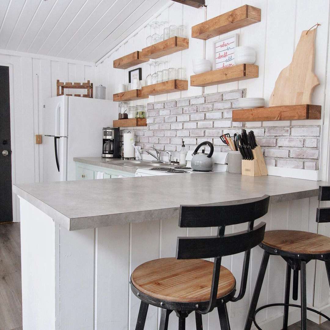 有石背板的白色厨房