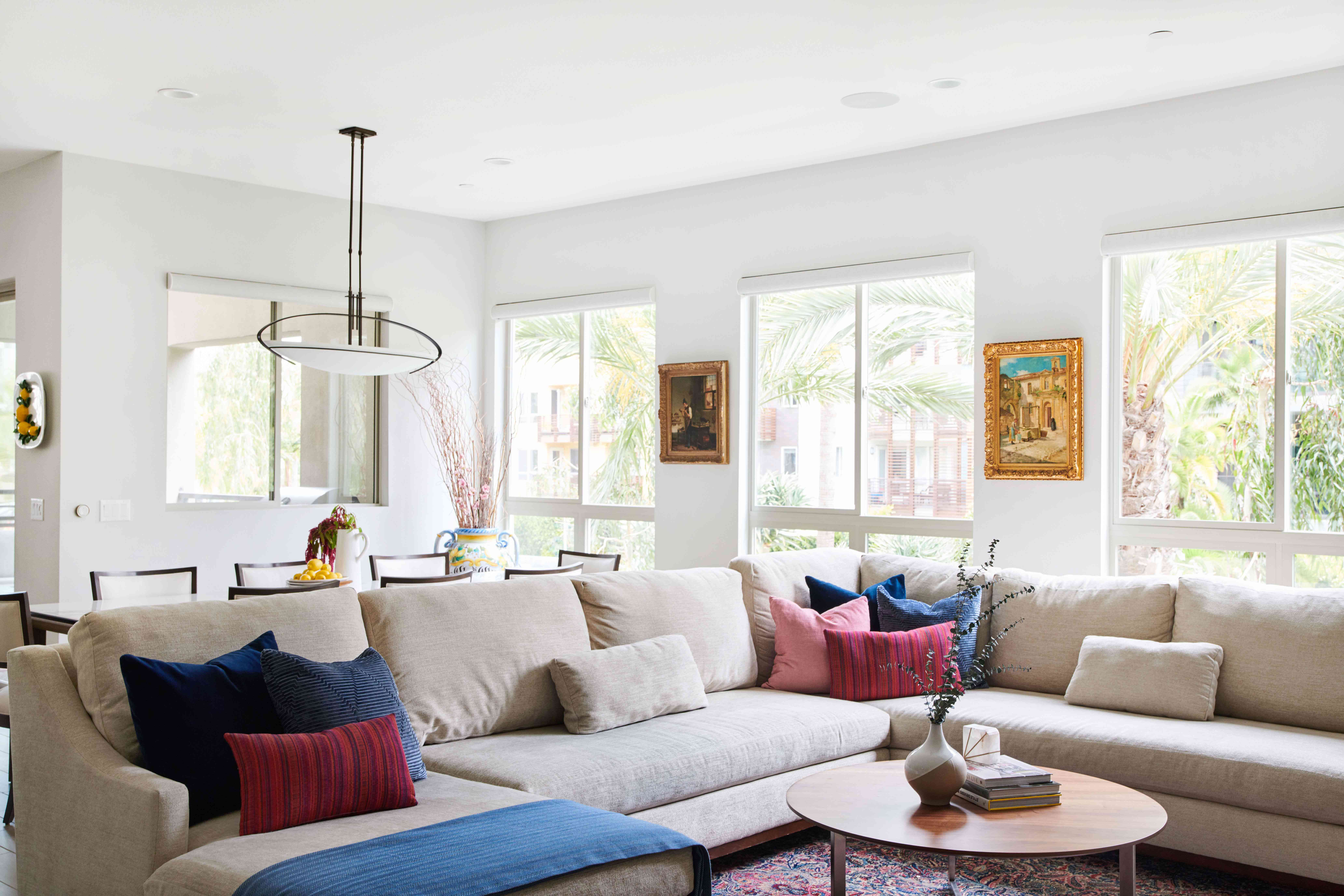 中性的米色沙发，带条纹枕头。