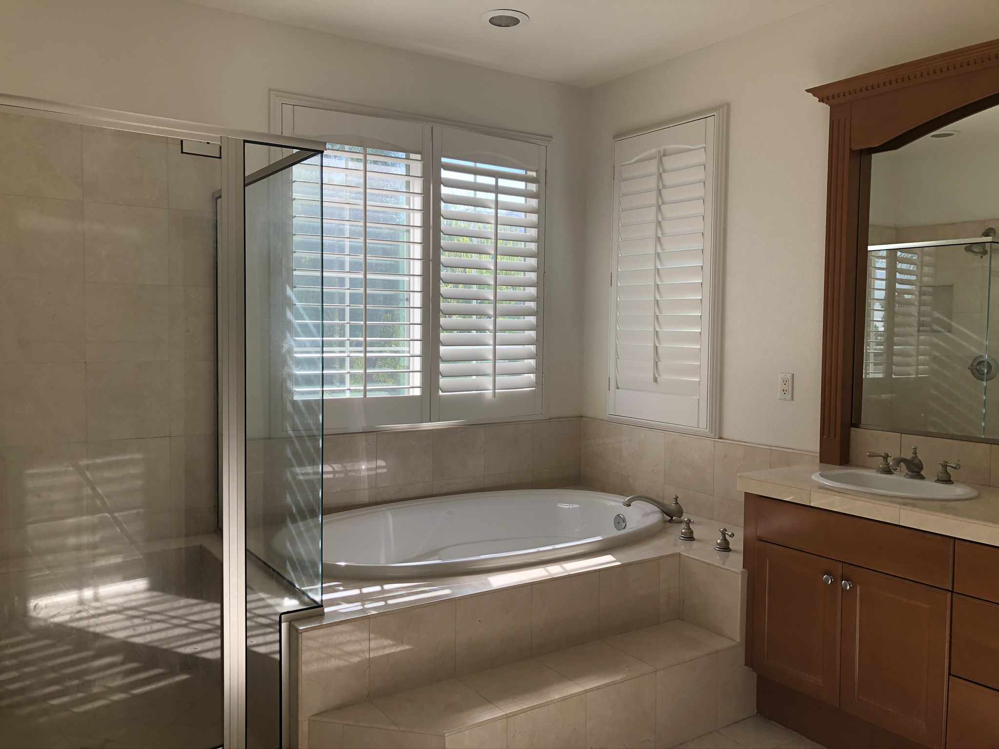 带有棕色梳妆台的旧浴室。