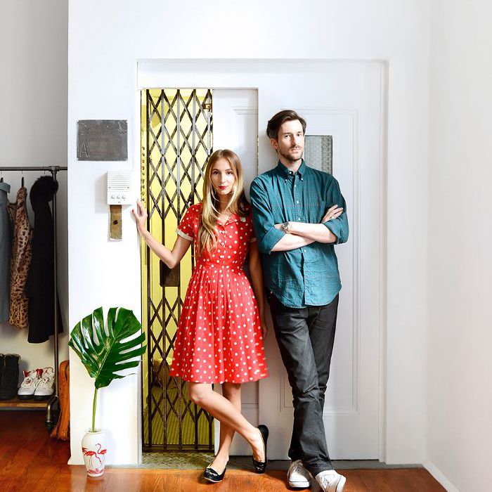 一对夫妇站在门口