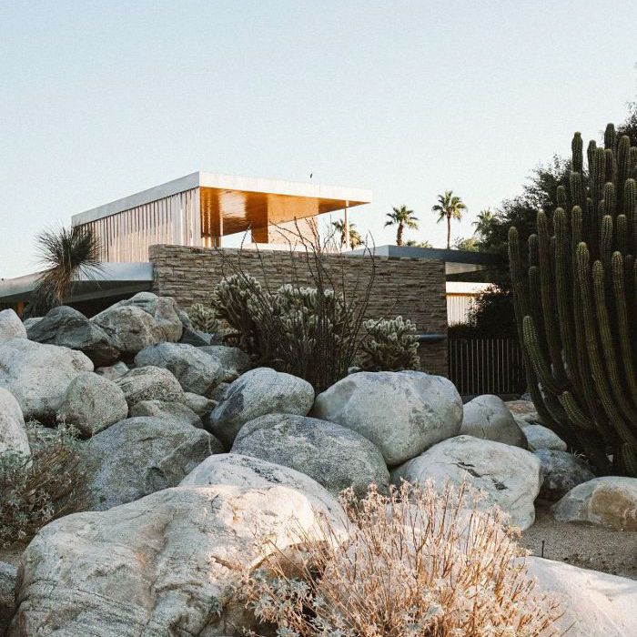 一个世纪中期现代住宅的外部照片