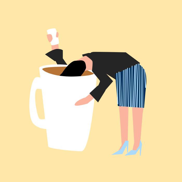 女人弯曲的说明了一个巨大的咖啡杯她的头里面