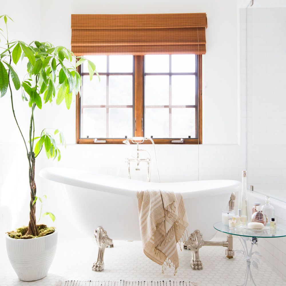 一间带Clawfoot浴缸的全白色浴室