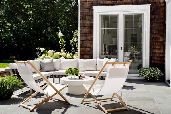 带有白色家具的后院