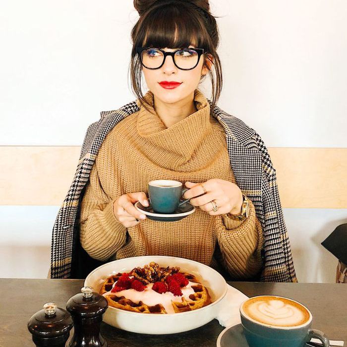 一个女人喝咖啡