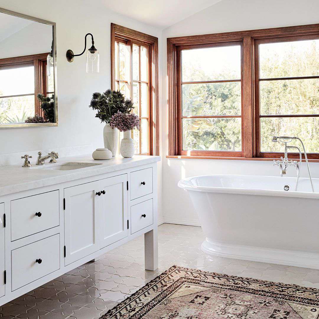 浴室用白色的虚荣心和浴缸