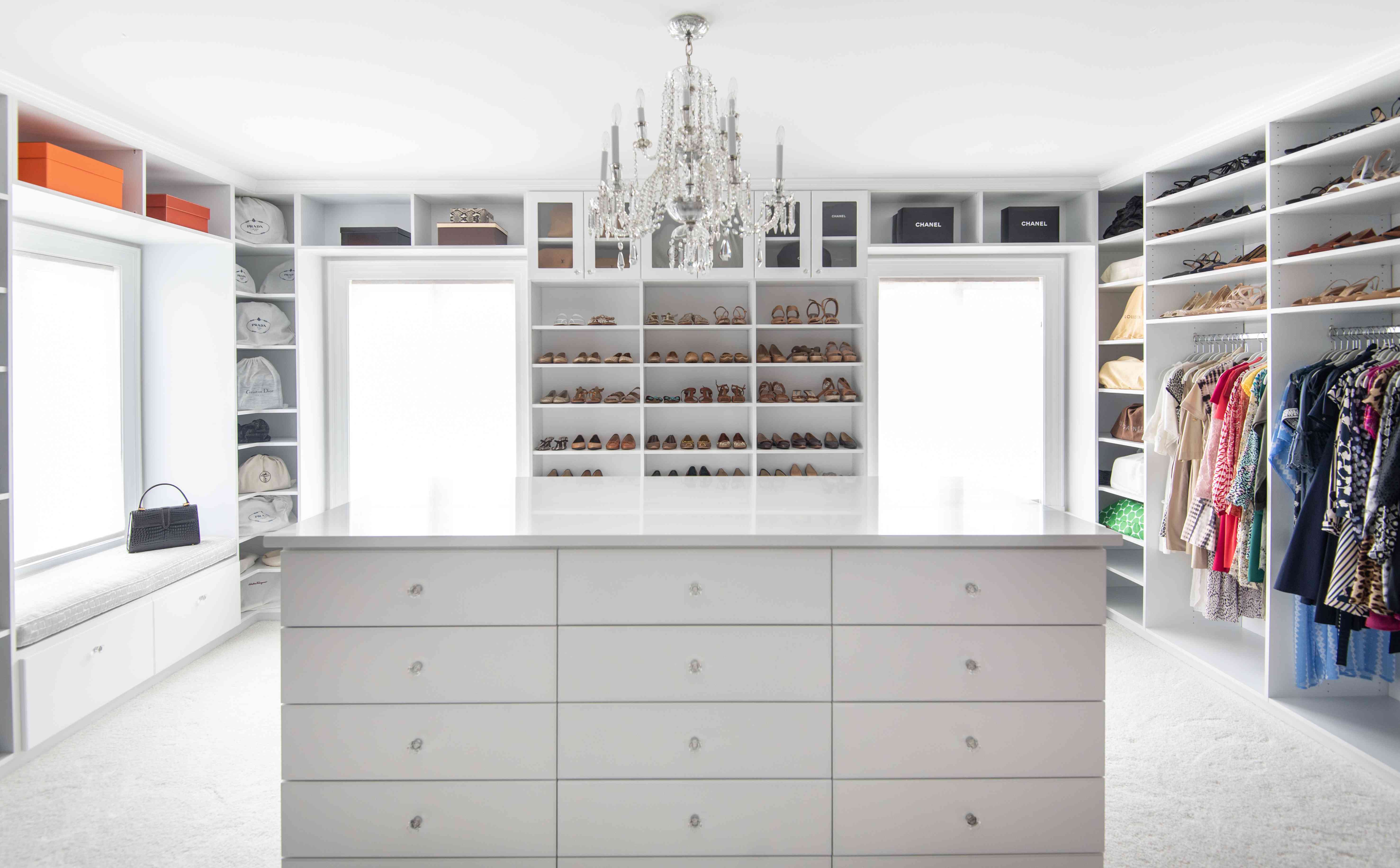 有多个区域的大壁橱